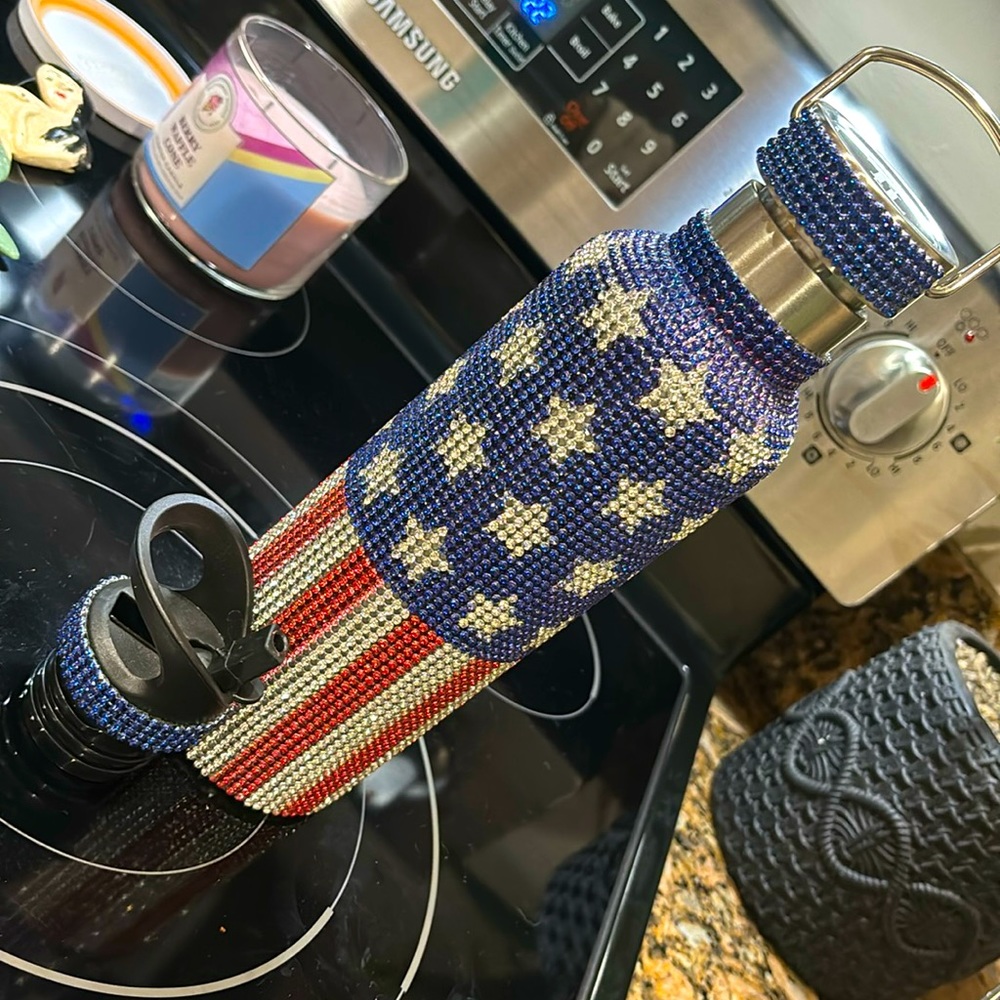 Tomo brand 750ml American flag water bottle with glam straw lid